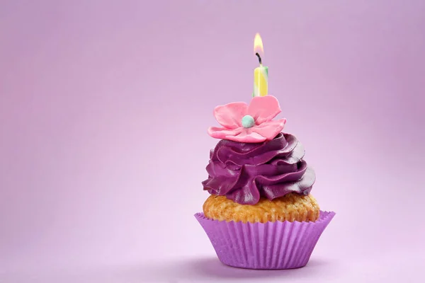 Cupcake Aniversário Saboroso Com Vela Ardente Fundo Cor — Fotografia de Stock