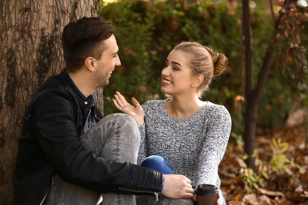 Liefdevolle Jong Koppel Herfst Park — Stockfoto