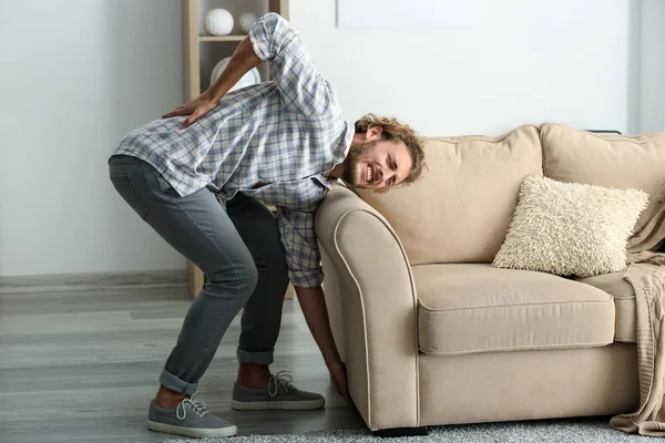 Joven Que Sufre Dolor Espalda Después Llevar Muebles Pesados —  Fotos de Stock
