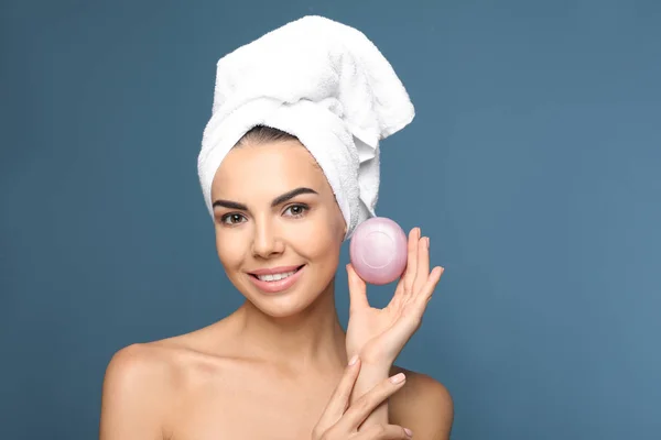 Mulher Bonita Com Sabão Fundo Cor — Fotografia de Stock