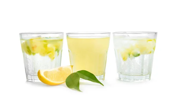 Bicchieri Con Fresca Limonata Fresca Sfondo Bianco — Foto Stock