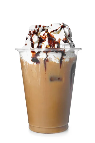Koude Koffie Bedekt Met Slagroom Chocolade Plastic Beker Witte Achtergrond — Stockfoto