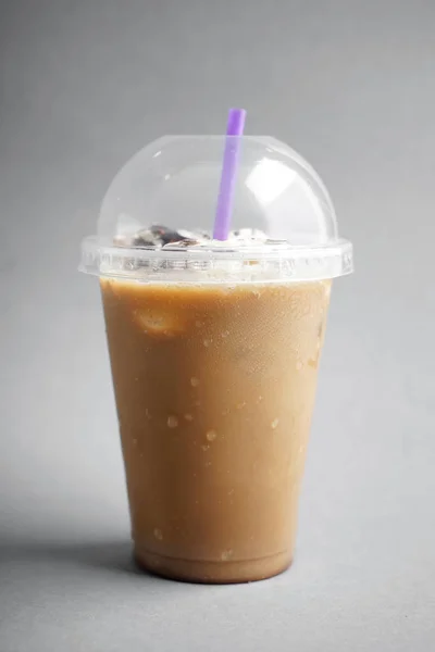 Koude Koffie Met Ijsblokjes Stro Natte Plastic Beker Lichte Achtergrond — Stockfoto