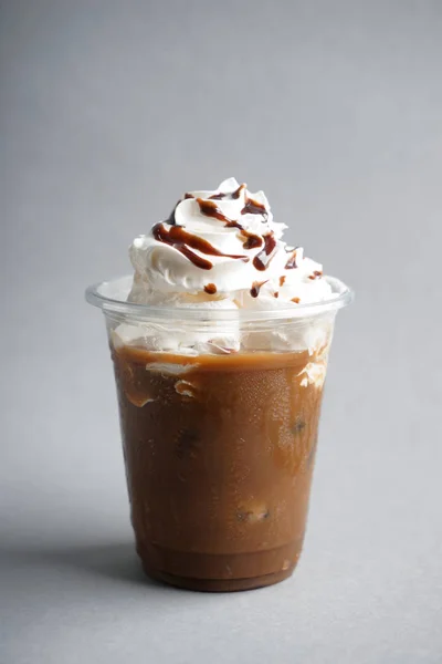 Koude Koffie Bedekt Met Slagroom Chocolade Natte Plastic Beker Lichte — Stockfoto