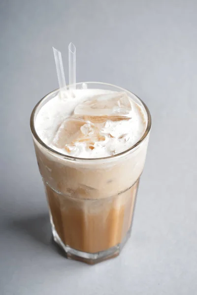 Glas Koude Koffie Met Melk Ijsblokjes Lichte Achtergrond — Stockfoto