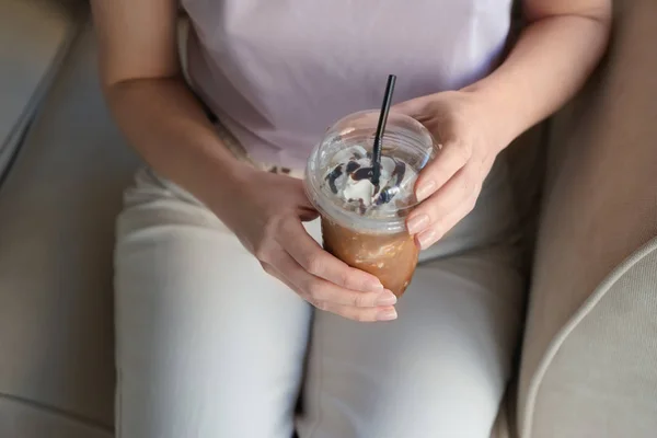 Vrouw Thuis Lekkere Koude Koffie Drinken — Stockfoto