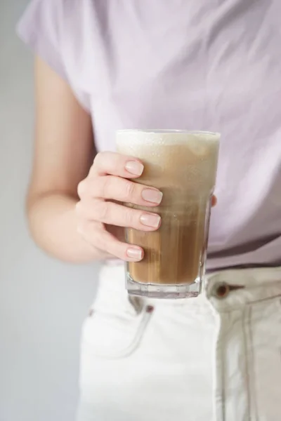 Vrouw Drinken Lekker Koude Koffie Close — Stockfoto