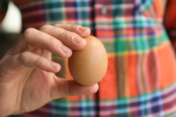 Woman Holding Brown Chicken Egg Closeup — Stock Photo, Image