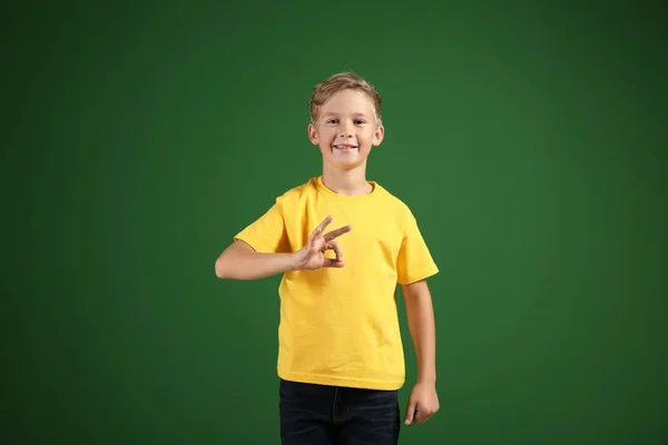 Niedlicher Junge Shirt Zeigt Geste Auf Farbigem Hintergrund — Stockfoto