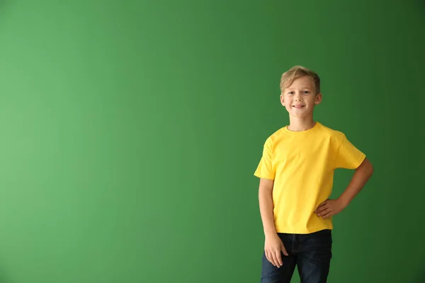 Χαριτωμένο Αγόρι Μπλουζάκι Χρώμα Φόντου — Φωτογραφία Αρχείου