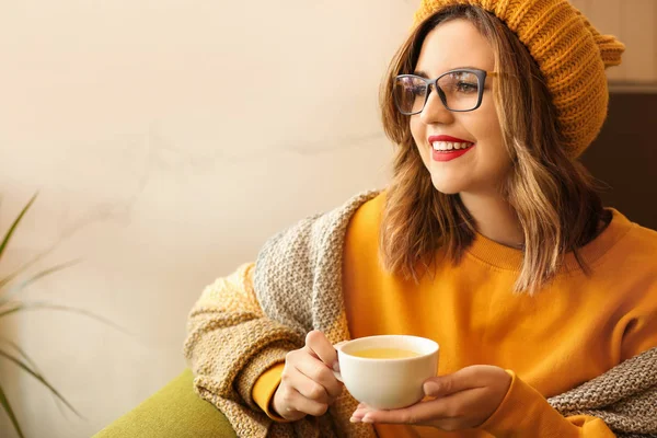 Bella Giovane Donna Che Beve Caldo Casa — Foto Stock