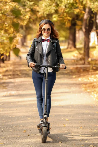 Hermosa Mujer Joven Montando Scooter Parque Otoño — Foto de Stock