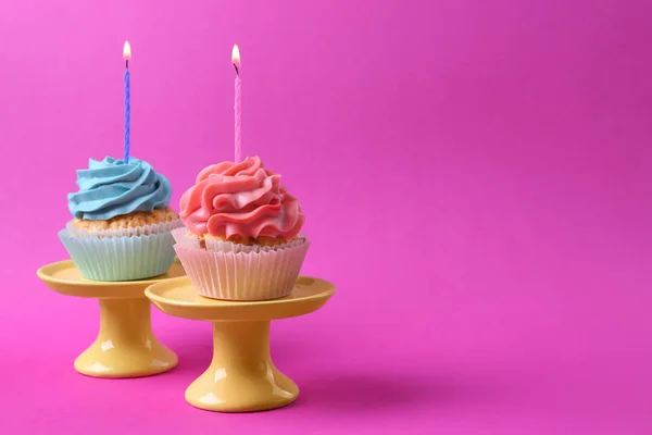 Cupcakes Saborosos Com Velas Chamas Fundo Cor — Fotografia de Stock