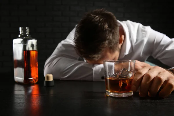 Hombre Borracho Con Whisky Mesa Sobre Fondo Oscuro — Foto de Stock