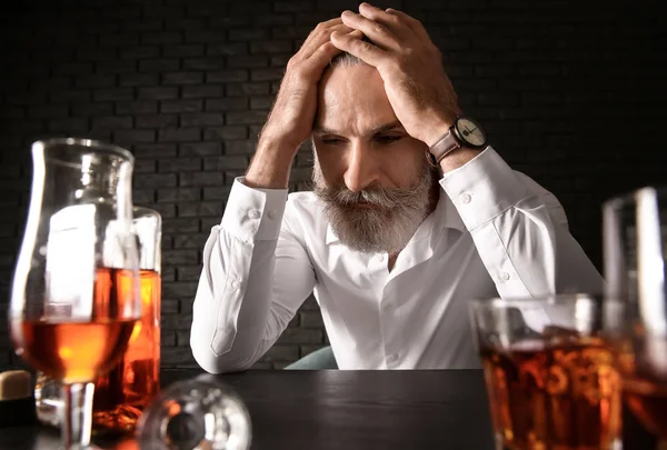 Hombre Mayor Deprimido Bebiendo Whisky Mesa Sobre Fondo Oscuro — Foto de Stock