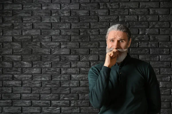 Emotionele Senior Man Het Maken Van Fout Donkere Achtergrond — Stockfoto