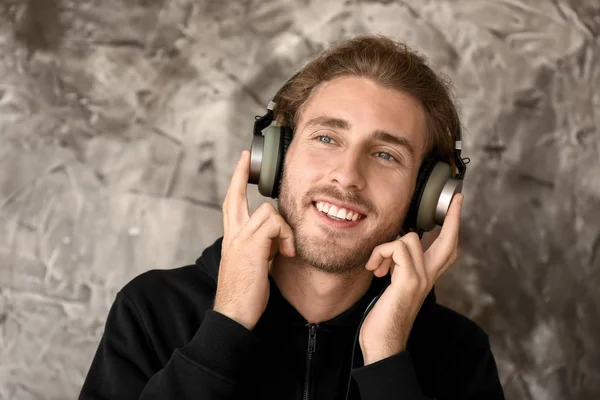 Young Man Listening Music Grunge Background — Stock Photo, Image