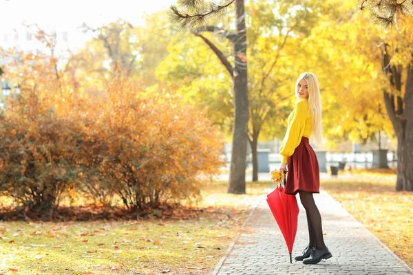Schöne Modische Frau Mit Regenschirm Herbst Park — Stockfoto