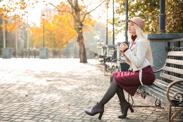 Schöne Modische Frau Sitzt Auf Bank Herbst Park — Stockfoto