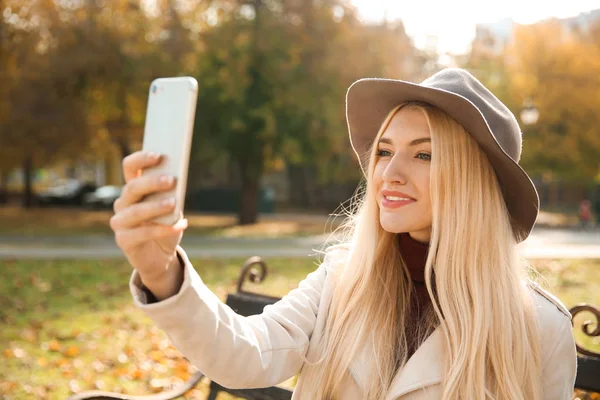 Mooie Modieuze Vrouw Selfie Nemen Herfst Park — Stockfoto