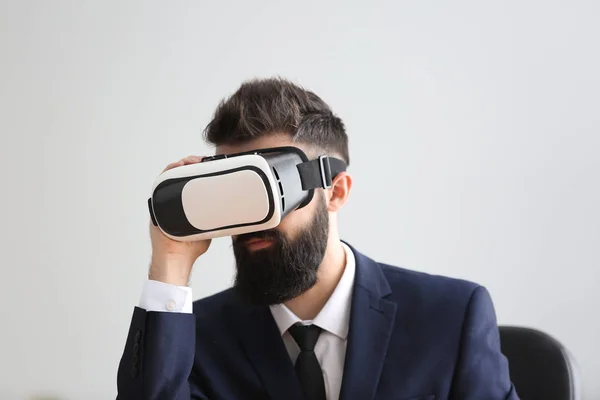 Businessman Wearing Virtual Reality Glasses Office — Stock Photo, Image