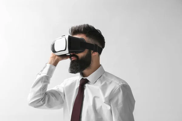 Businessman Wearing Virtual Reality Glasses Light Background — Stock Photo, Image