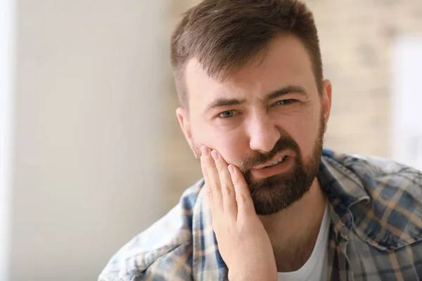 Mannen Som Lider Tandvärk Hemma — Stockfoto