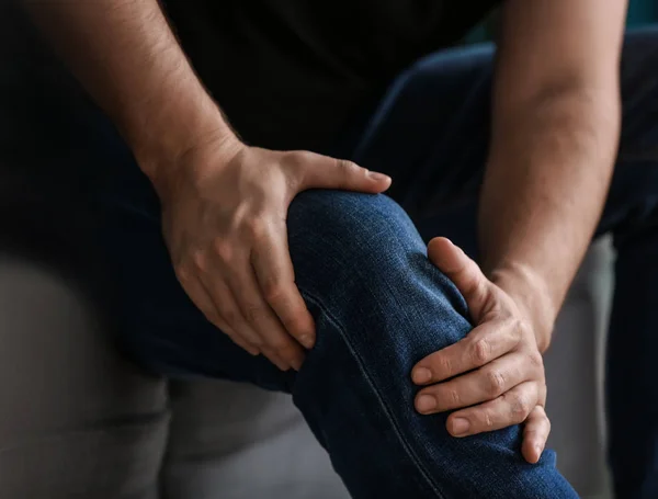 Adam Evde Bacak Ağrısı Closeup Acı — Stok fotoğraf