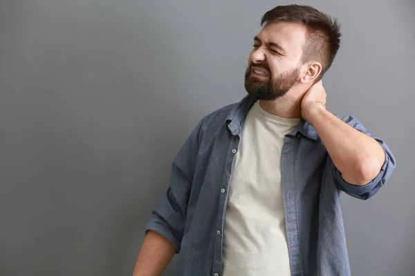 Hombre Que Sufre Dolor Cuello Sobre Fondo Gris — Foto de Stock