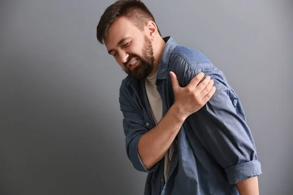 Man Suffering Pain Shoulder Grey Background — Stock Photo, Image