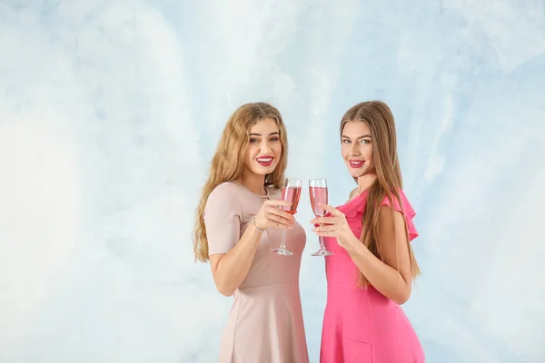 Lindas Mulheres Jovens Com Copos Champanhe Fundo Claro — Fotografia de Stock