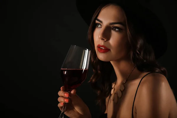 Mulher Bonita Com Copo Vinho Fundo Escuro — Fotografia de Stock