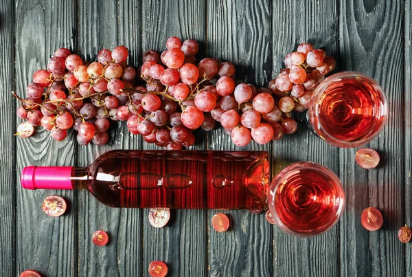 木桌上的瓶子 一杯美味的葡萄酒和葡萄 — 图库照片