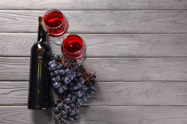 Bottiglia Bicchieri Vino Uva Sul Tavolo Legno — Foto Stock