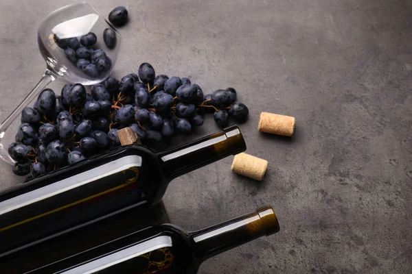 Bottles Wine Glass Grapes Table — Stock Photo, Image