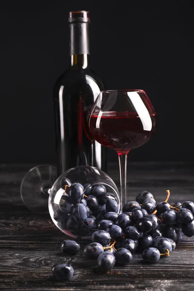 Бутылка Вина Бокалы Виноград Темном Фоне — стоковое фото
