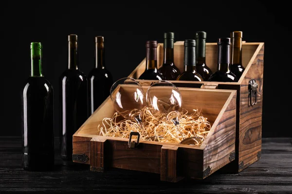 Caja Madera Con Botellas Diferentes Vinos Vasos Vacíos Sobre Fondo — Foto de Stock