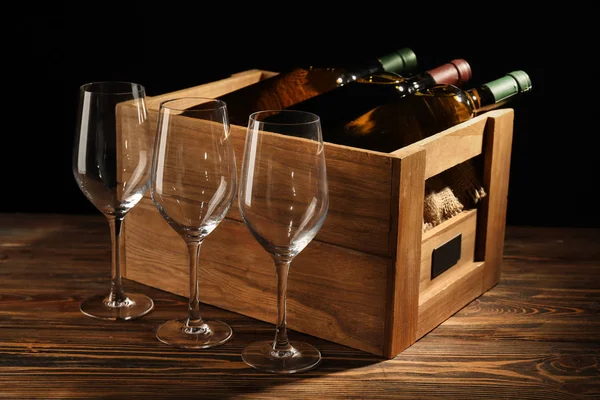 Box Lahví Vína Prázdných Sklenic Dřevěný Stůl — Stock fotografie