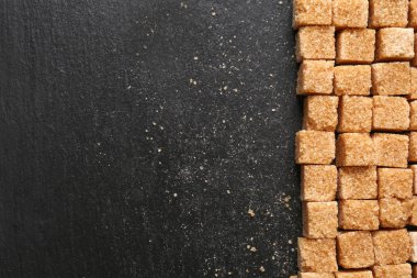 Rafine şeker koyu arka plan üzerinde