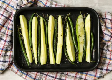 Yeşil fasulye ile taze squashes fırın tepsisinde kesmek