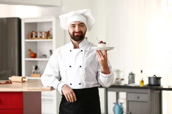 Männlicher Koch Mit Leckerem Dessert Der Küche — Stockfoto