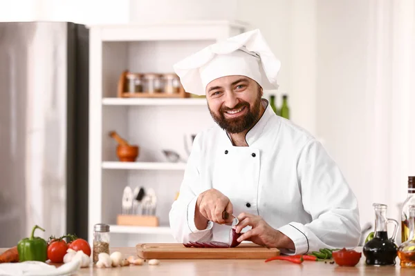 Chef Macho Cortando Cebolla Cocina —  Fotos de Stock