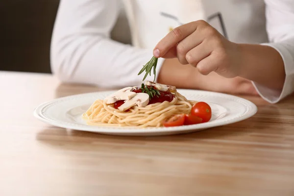 Cute Pequeno Chef Com Prato Saboroso Cozinha Close — Fotografia de Stock