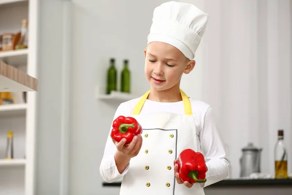 Lindo Pequeño Chef Con Pimientos Cocina — Foto de Stock