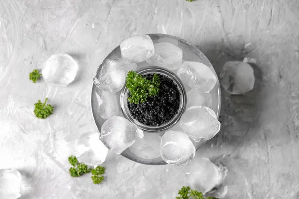 Tarro Con Delicioso Caviar Negro Cubitos Hielo Tazón Mesa — Foto de Stock