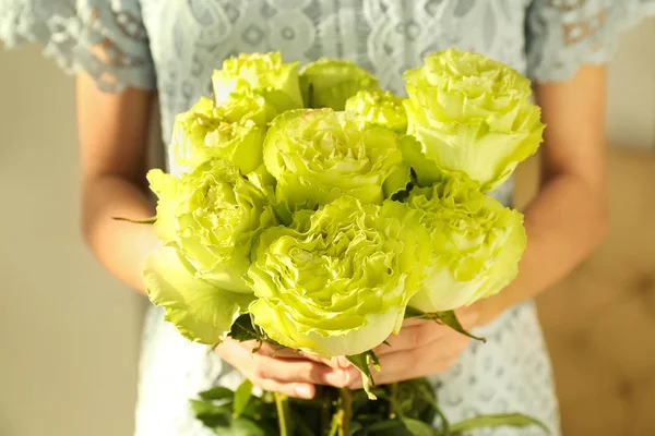 Woman Bouquet Green Roses Closeup — Stock Photo, Image