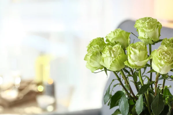緑のバラ クローズ アップの美しい花束 — ストック写真
