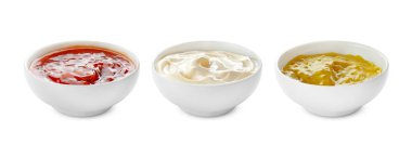 Kase beyaz arka plan üzerinde farklı lezzetli soslar