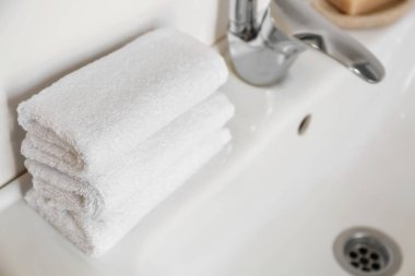 Lavabonun üzerinde temiz yumuşak havlu yığını
