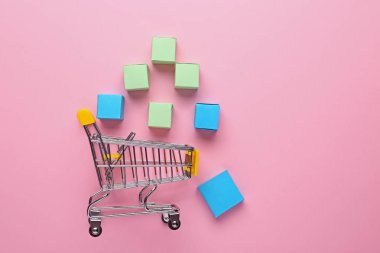 Alışveriş sepeti ile renk arka plan üzerinde küçük kutular